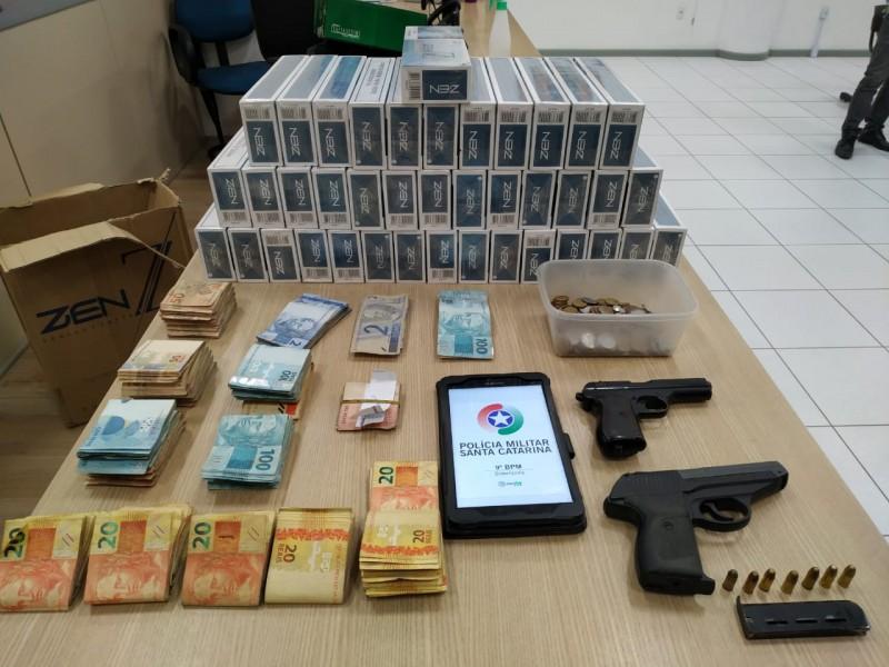 Polícia Militar apreende pistola, cigarros e R$ 30 mil em Siderópolis