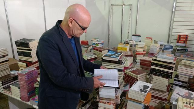 Os livros começam a invadir a praça Nereu