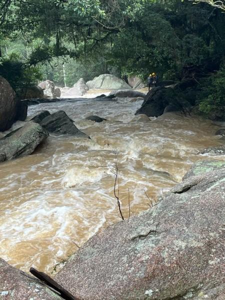 Corpo é encontrado por mergulhadores em Treze de Maio; um trabalhador segue desaparecido
