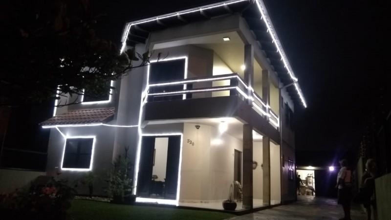 Voluntários iniciam trabalhos para iluminação da orla