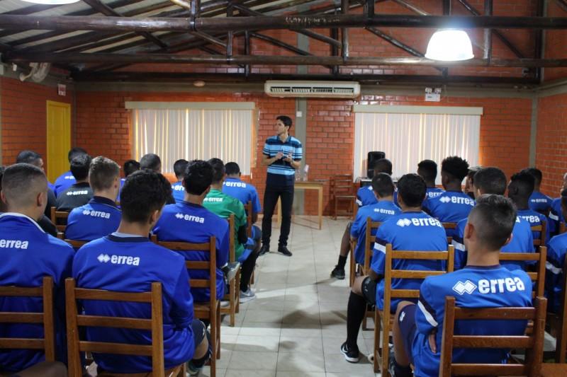 Magno Alves palestra para atletas da categoria de base 