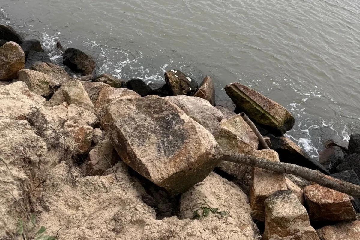 Criança é socorrida após ficar com perna presa em pedra