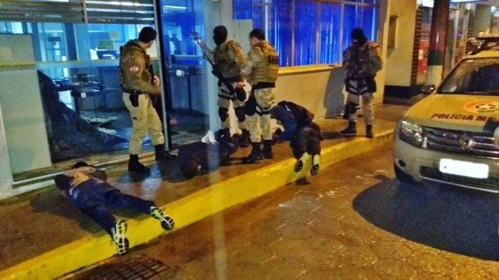 Quatro são presos ao tentarem arrombar caixa eletrônico com maçarico 