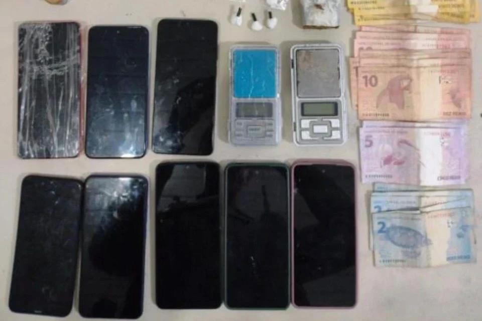 PM apreende celulares, drogas e mais de R$ 2,5 mil em espécie; casal é preso