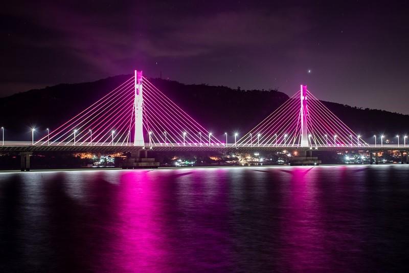 Ponte Anita Garibaldi destaca movimento Outubro Rosa em sua iluminação