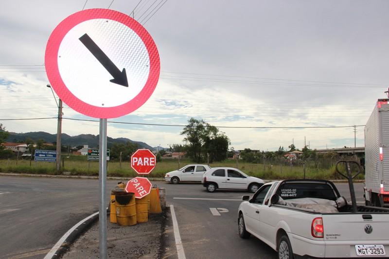 Vias laterais começam a receber sinalização definitiva na BR-101
