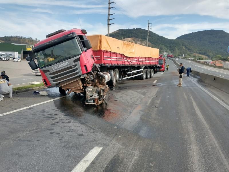 Caminhoneiro é lançado para fora da cabine após perder controle de carreta e sair da pista
