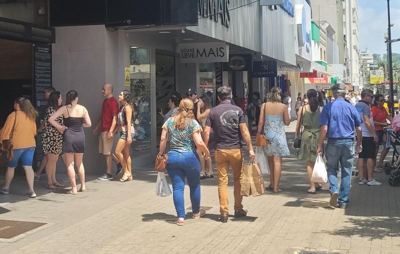 Criciúma tem Centro movimentado em primeiro dia de horário especial de Natal