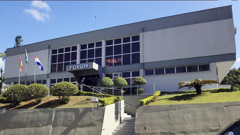 Homem é condenado por roubar empresa, manter funcionários reféns e balear vítima em Orleans
