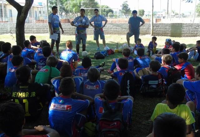 Escola de Futebol da Casa-Lar retoma atividades