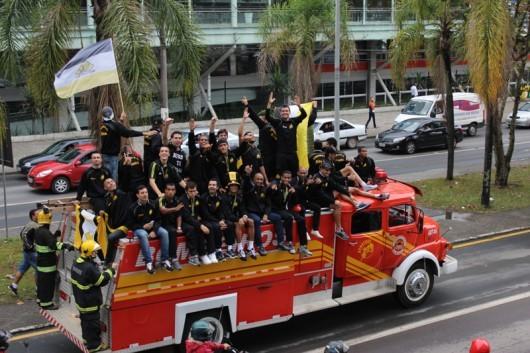 O campeão voltou! Jogadores exibem a taça do título pelas ruas de Criciúma