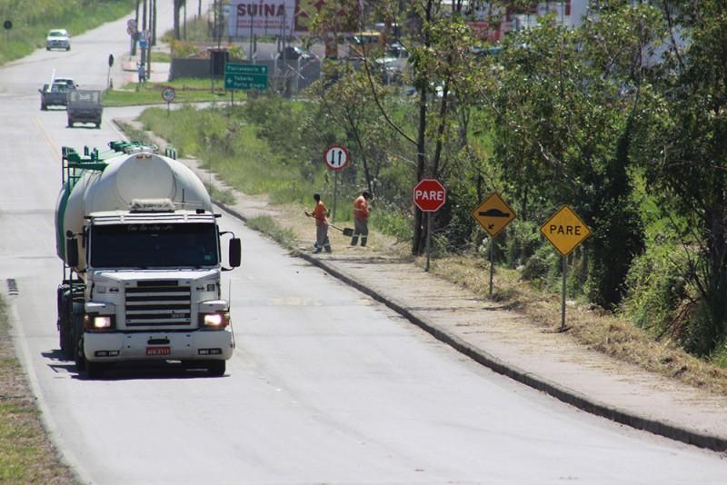 Motoristas devem atentar para roçadas na BR-101