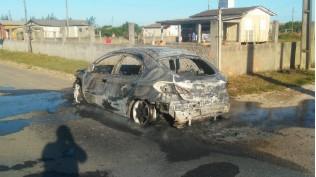 Carro é consumido por incêndio em Balneário Arroio do Silva