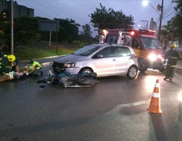 Colisão entre veículo e motocicleta deixa duas pessoas feridas em Capivari de Baixo 