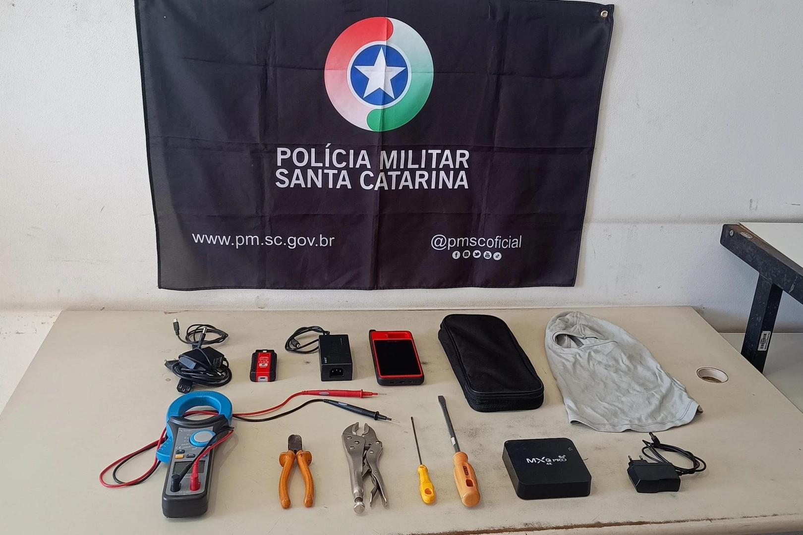 Trio é preso em flagrante durante tentativa de arrombamento de veículo em Araranguá