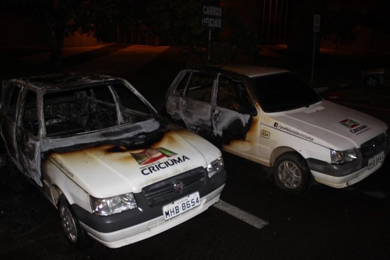 Incêndio criminoso atinge dois carros da Prefeitura de Criciúma