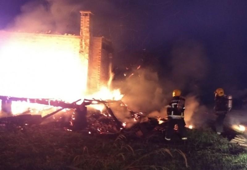 Incêndio destrói depósito de grãos localizado em Guatá