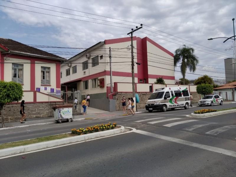 Em Orleans, policiamento presente nos colégios; ontem, candidato denunciou agressão de adversário