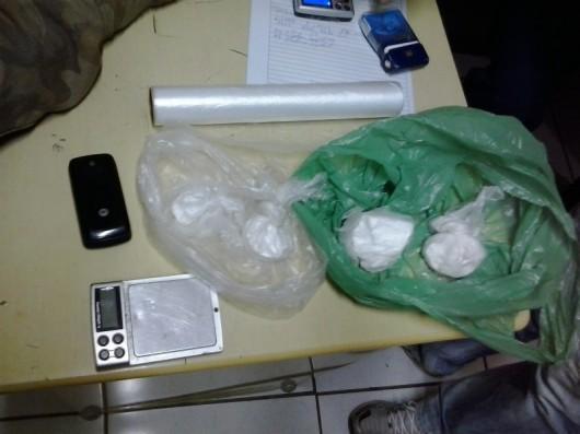 Polícia Militar prende homem que vendia drogas no pátio de lanchonete