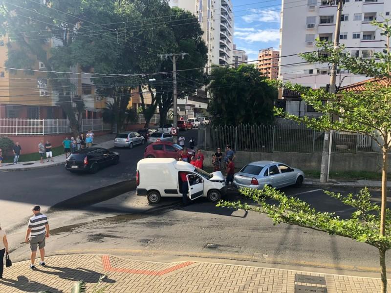 Mesmo após colocação de lombada, acidente é registrado em cruzamento no Centro de Criciúma