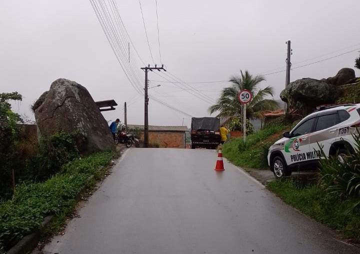 Laguna: moradora vai jogar galhos em mato e encontra corpo