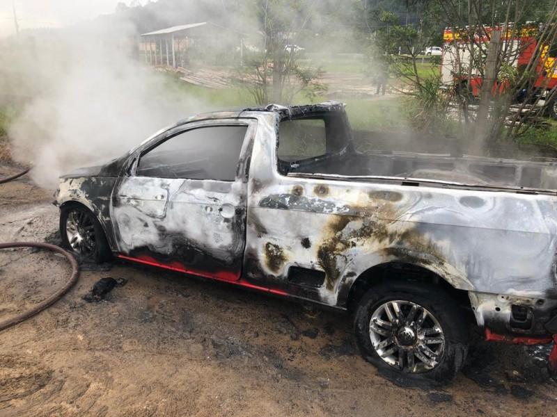 Bombeiros combatem incêndio em veículo abandonado às margens de rodovia em Araranguá 