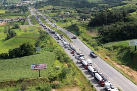 BR-101 Sul: 25 quilômetros de congestionamento em Laguna