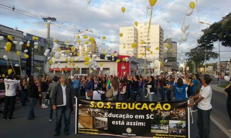 Com balões brancos e amarelos, professores fazem nova manifestação
