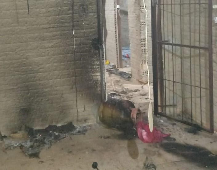Botijão de gás pega fogo e danifica fiação elétrica de casa em Içara