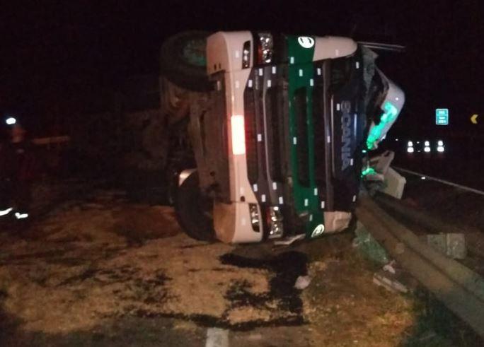 Caminhoneiro fica preso nas ferragens após acidente na BR-101