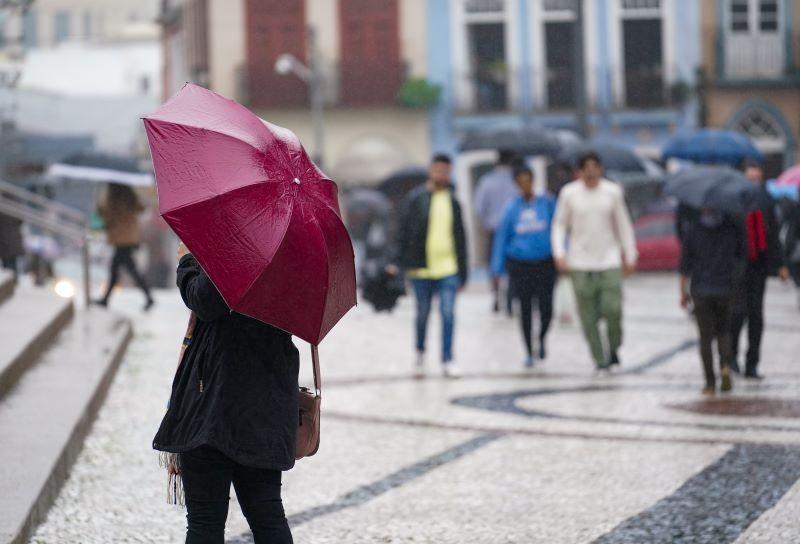 Climatologista alerta para forte chuva nesta sexta-feira; veja a previsão do tempo para o fim de semana