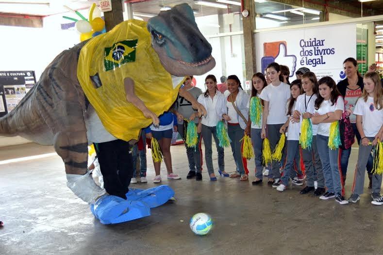 Brasil X México: Dinossauro do Museu de Zoologia da Unesc faz palpite