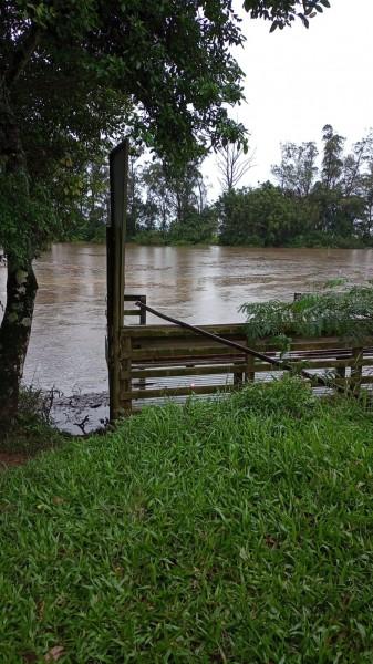 Prefeitura pede atenção máxima após Rio Araranguá ultrapassar dois metros acima do leito