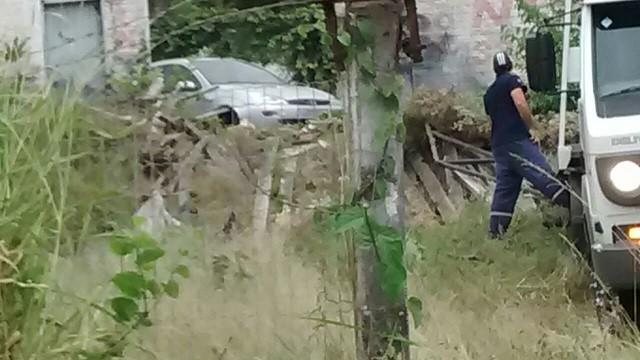 Veículo furtado é encontrado abandonado em terreno baldio