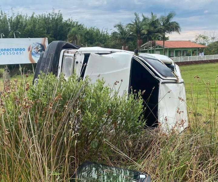 Mulher fica ferida após capotamento em Passo de Torres
