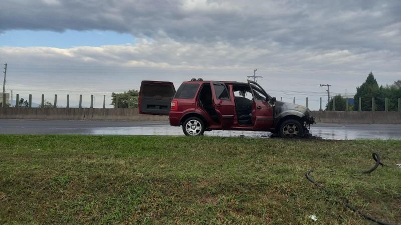 Carro pega fogo na BR-101 em Sombrio