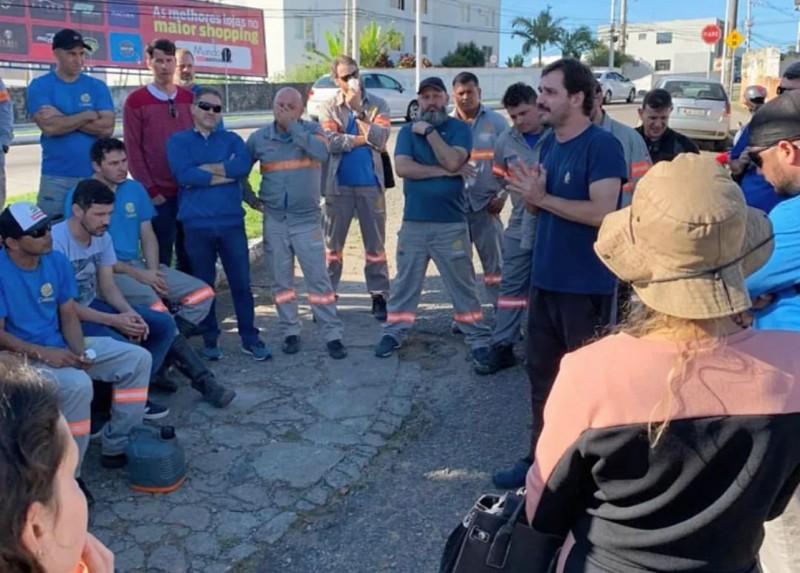 Trabalhadores da Celesc paralisaram atividades nesta quinta-feira