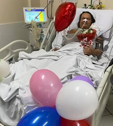 Paciente que está na UTI do HNSC comemora aniversário com a família e equipe médica