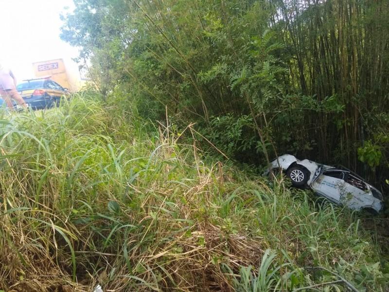 Servidores da prefeitura de Tubarão sofrem acidente na BR-101