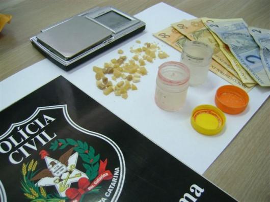 Suspeito de se envolver em homicídio é preso por tráfico de drogas
