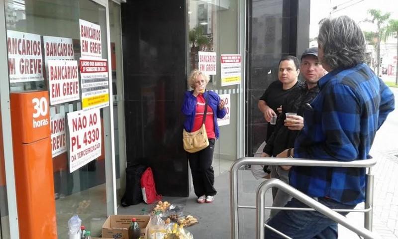 Em protesto, bancários fazem lanche na porta do Itaú