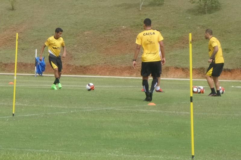 De olho no Brusque, Deivid mantém mistério sobre formação do Tigre
