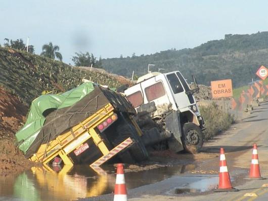 Caminhão atolado na BR-101 será retirado nesta terça