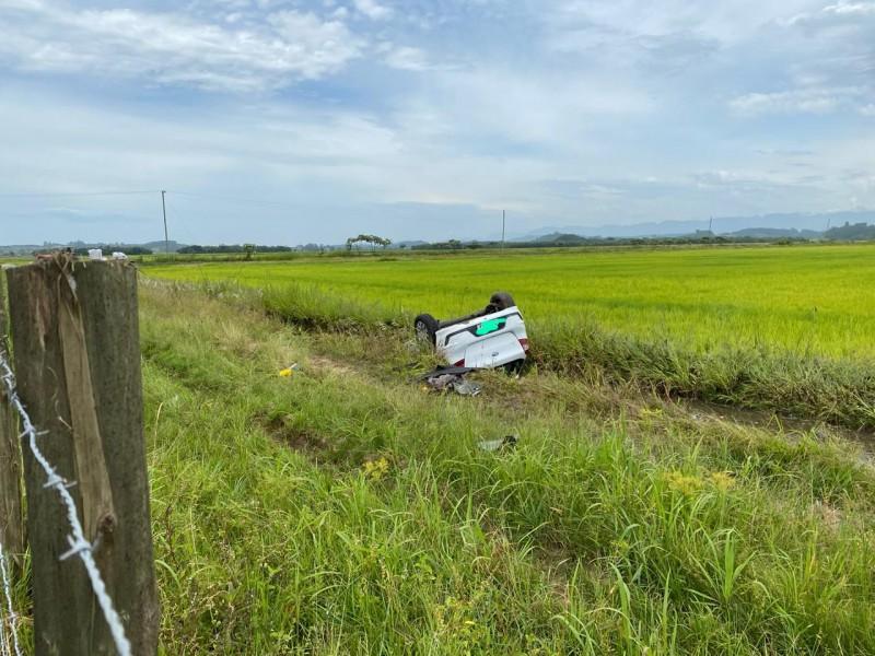 Mulher fica ferida em capotamento na BR-101