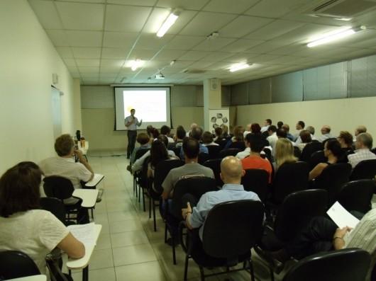 Síndicos reunidos para conhecer mais sobre manutenção predial