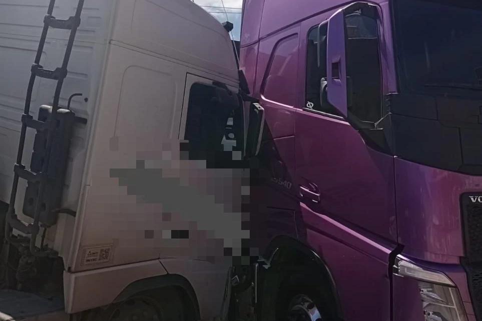 Colisão entre caminhões é registrada na marginal da BR-101