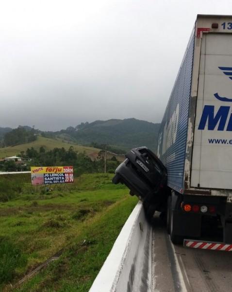 Veículo fica prensado após colisão lateral com caminhão na BR-101