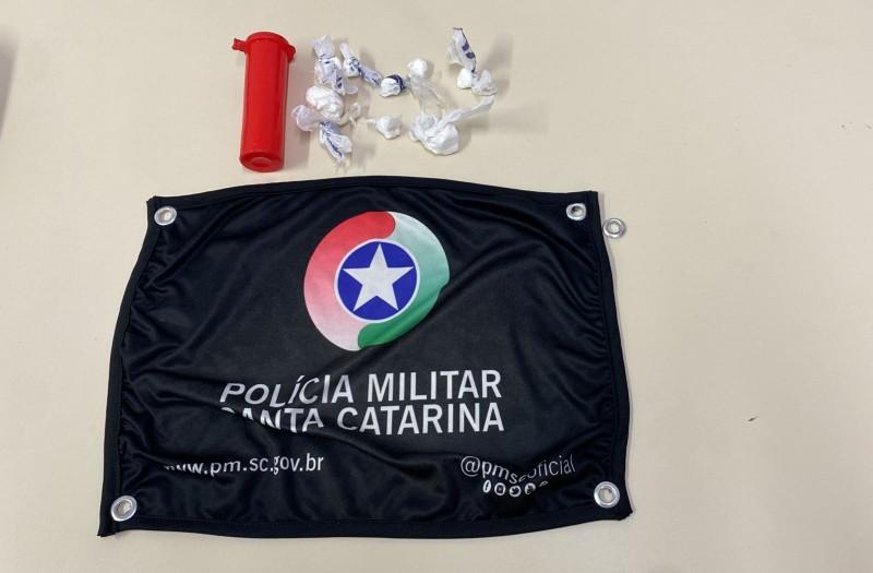 Após abordagem da Polícia Militar, homem é preso com cocaína em Criciúma 