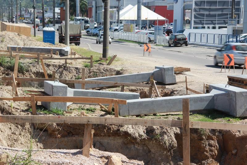 Passarela: pilares começam a chegar na frente de obras