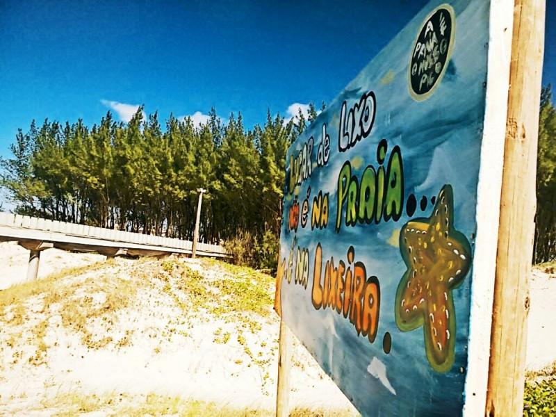 Placas educativas e de preservação ambiental são fixadas na praia
